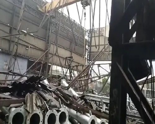 फैक्ट्री का टिन शेड गिरने से बड़ा हादसा, कई मजदूरों के दबे होने की आशंका
