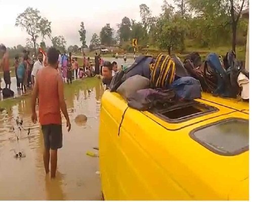 CG News : खेत में पलटी बच्चों से भरी स्कूल वैन, घटना स्थल पर मची अफरा-तफरी