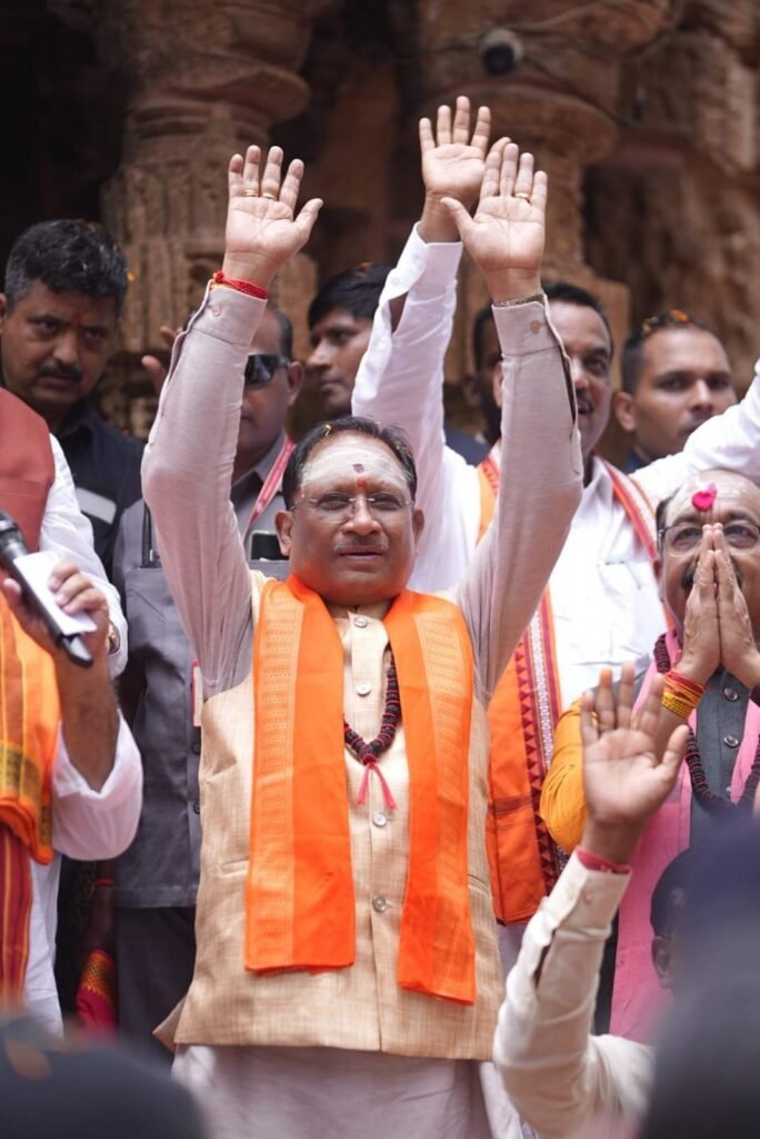 हर-हर महादेव से गूंज उठा भोरमदेव: मुख्यमंत्री श्री विष्णुदेव साय ने हेलीकॉप्टर से पुष्पवर्षा कर हजारों कांवड़ियों का किया भव्य स्वागत