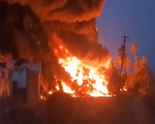 डीजल ले जा रही मालगाड़ी में लगी भीषण आग, आसमान में छाया धुएं का गुबार; कई ट्रेनें कैंसिल