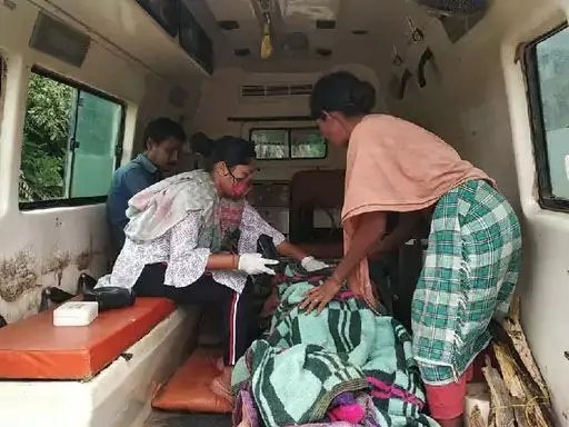 कच्ची सड़क बनी मौत की वजह: समय पर हॉस्पिटल नहीं पहुंची महिला, इलाज से पहले तोड़ा दम