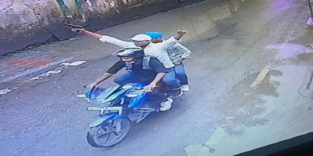 किसी का कोई खौफ नहीं… चंदन मिश्रा की हत्या के बाद सरेआम पिस्तौल लहराते भागे थे आरोपी, तस्वीर आई सामने