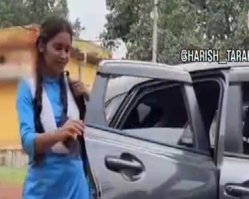 स्कूल में बनाई रील्स, साइकिल में आया छात्र, कार में लड़की ने मारी एंट्री