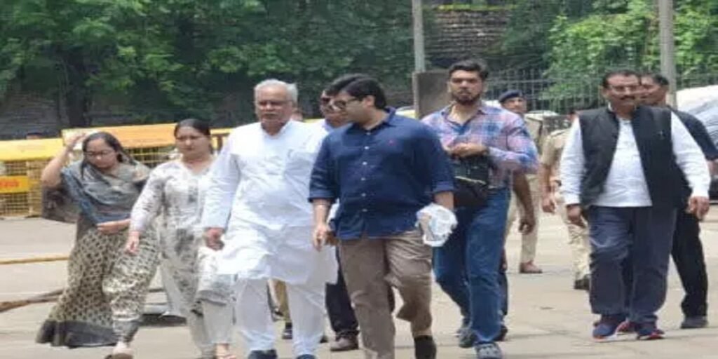 ED ऑफिस में बेटे चैतन्य से मिलने पहुंचे भूपेश बघेल, परिवार भी रहा साथ
