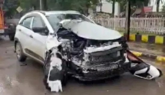 CG: DEO की कार और हाइड्रा क्रेन की टक्कर में बड़ा हादसा, हाथ में फ्रैक्चर, पत्नी सुरक्षित