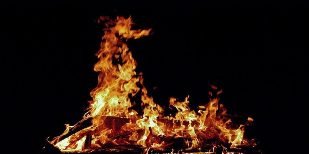 सो रहे ससुर को जिंदा जलाने का प्रयास, दामाद फरार