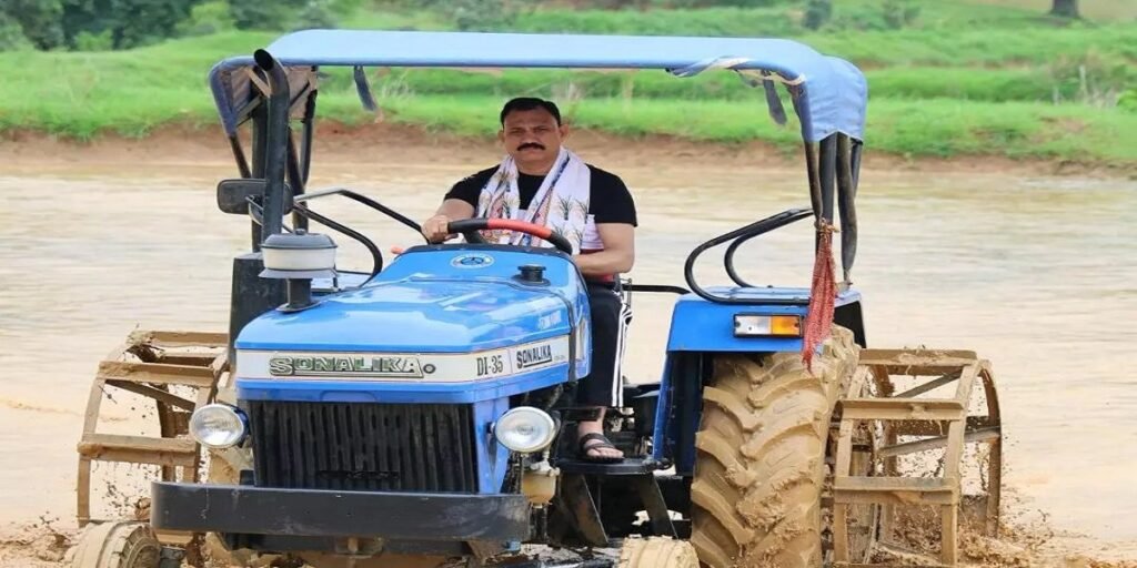 स्वास्थ्य मंत्री ने ट्रैक्टर चलाकर खेत की मताई की