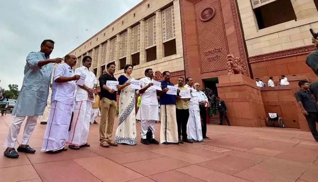 ननों की गिरफ्तारी के विरोध में प्रियंका गांधी का संसद के बाहर प्रदर्शन