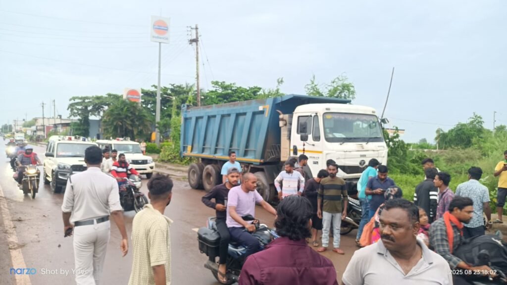 नवापारा ब्रेकिंग: सड़क पर मौत का खेल! दो बाइकों की भिड़ंत में महिला और बच्चे घायल – साथी को छोड़कर भागा शराबी बाइक सवार