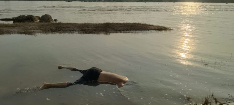 संदिग्ध हालात में मिला युवक का शव, इलाके में सनसनी