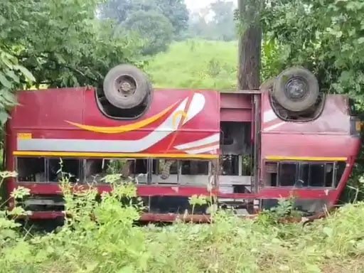 स्टेयरिंग फेल होने से बस पलटी, 4 साल की बच्ची की मौत, 3 गंभीर घायल