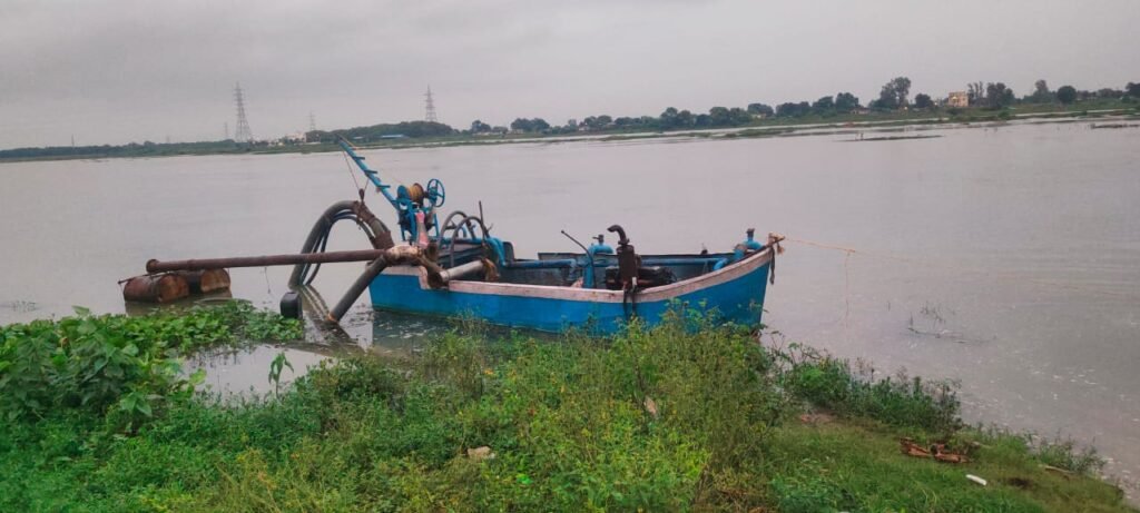 पारागांव में प्रशासन की बड़ी कार्रवाई: पनडुब्बी मशीन से हो रहा था रेत का अवैध उत्खनन, 20 हाइवा रेत जब्त