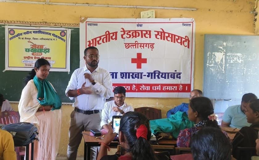 रेडक्रॉस प्रशिक्षण शिविर गोहरापदर कॉलेज में बीएमओ डॉ. प्रकाश साहू ने सिखाए आपातकालीन उपाय