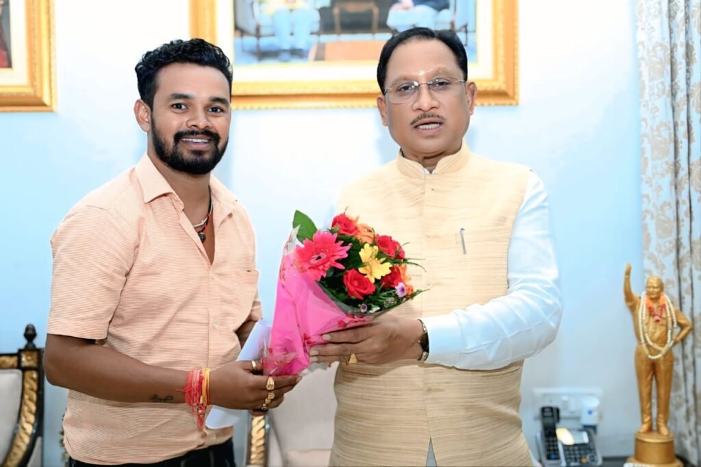 मुख्यमंत्री से मिले ग्राम पंचायत कस सरपंच प्रतिनिधि रविन्द्र ध्रुव, क्षेत्र की समस्याओं से कराया अवगत