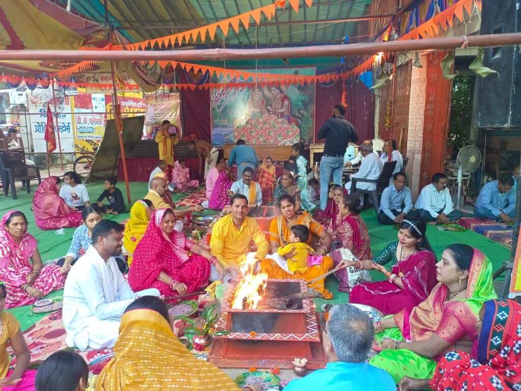 महाअष्टमी पर मंदिरों में उमड़ी श्रद्धालुओं की भीड़, हवन में दी गई आहुतियां