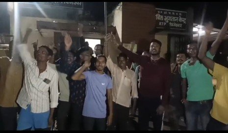 गरियाबंद: फिंगेश्वर में ग्रामीणों का फूटा गुस्सा, बिजली विभाग का घेराव कर जमकर किया प्रदर्शन