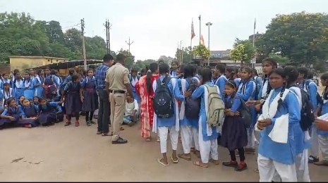कन्या शाला को बॉयज़ स्कूल में मर्ज करने पर बवाल, छात्राओं ने किया चक्काजाम