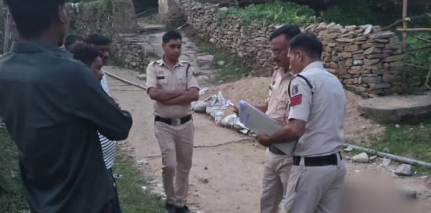 जादू-टोना के शक में बेटे ने मां की कुल्हाड़ी से हत्या, खून से सनी कुल्हाड़ी लेकर थाने पहुंचा आरोपी