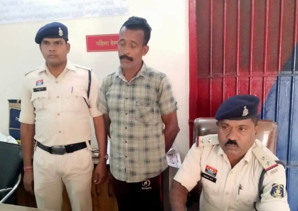 पत्नी की गले में ईंट बांधकर तालाब में डुबोकर की हत्या, आरोपी पति गिरफ्तार