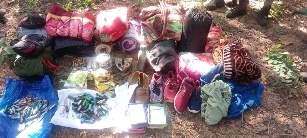 पुलिस-नक्सली मुठभेड़ : गरियाबंद जिले के मैन्पुर क्षेत्र में मुठभेड़ के बाद भागे नक्सली, भारी मात्रा में सामान बरामद