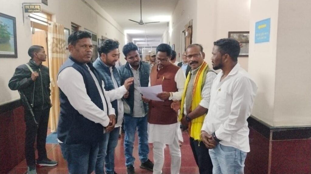 गरियाबंद में आदिवासी समाज व सरपंच संघ ने ST आयोग अध्यक्ष को सौंपा ज्ञापन, क्रीड़ा परिसर में सीट वृद्धि व भूमि विवाद समाधान की रखी मांग
