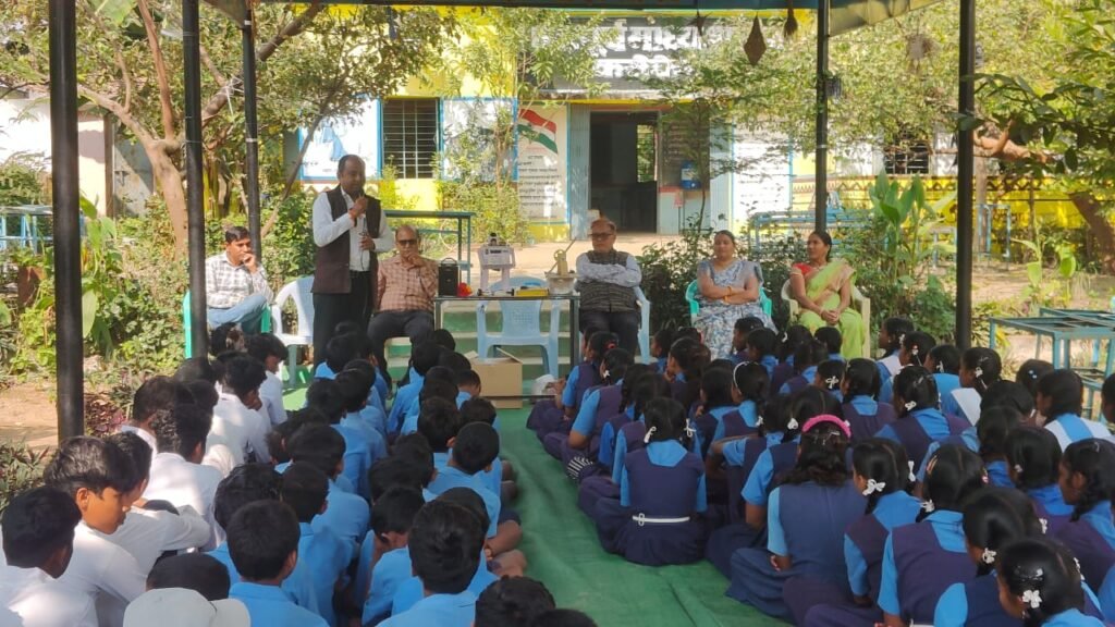 अंधविश्वास के प्रति छात्रों को जागरूक किया, दिखाए गया वैज्ञानिक चमत्कार सहित कौशल कसेकेरा विद्यालय में वैज्ञानिक जागरूकता कार्यक्रम आयोजित