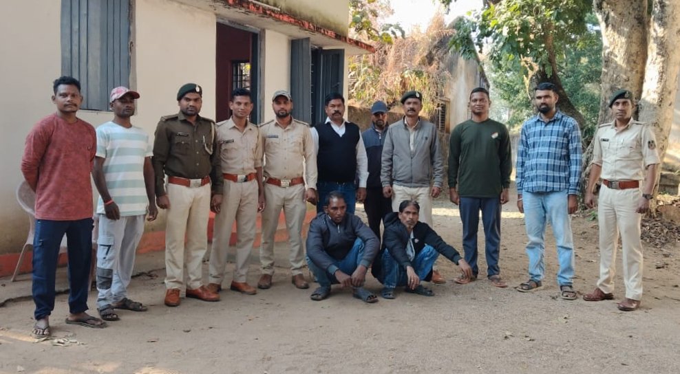 “अदृश्य पुश्पा गैंग” के दो सदस्य आखिरकार दृश्य हुए—जंगल बोला, अब चैन से सांस लेंगे पेड़!