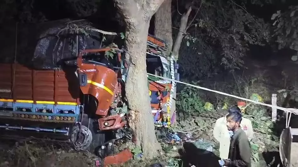 घने कोहरे के बीच भीषण सड़क हादसा, एक ही बाइक पर सवार चार लोगों की मौत