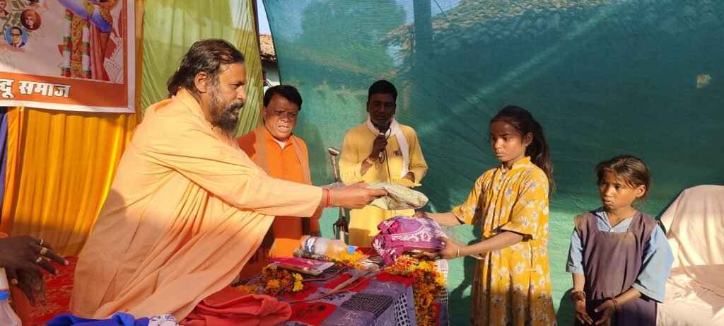 कोठीगांव में हिन्दू सम्मेलन सम्पन्न, संत उमेशानंद गिरि महाराज ने कमार जनजाति की दो अनाथ बालिकाओं की शिक्षा का उठाया दायित्व