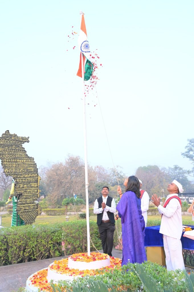 कलेक्टर सुश्री प्रतिष्ठा ममगाईं ने कलेक्ट्रेट परिसर में किया ध्वजारोहण