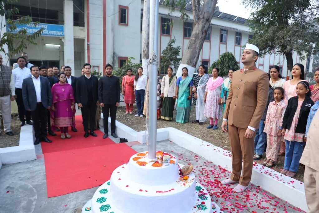कलेक्टर ने फहराया तिरंगा अधिकारी कर्मचारियों को दी गणतंत्र दिवस की शुभकामनाएं