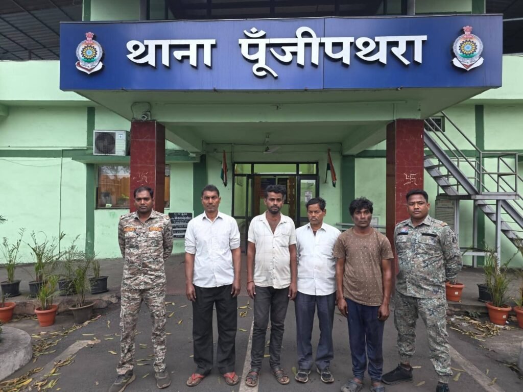 रायगढ़ पुलिस की बड़ी कार्रवाई चार ट्रकों में भरा अस्सी टन अवैध कबाड़ जब्त ब्यासी लाख की संपत्ति पर वैधानिक कार्रवाई