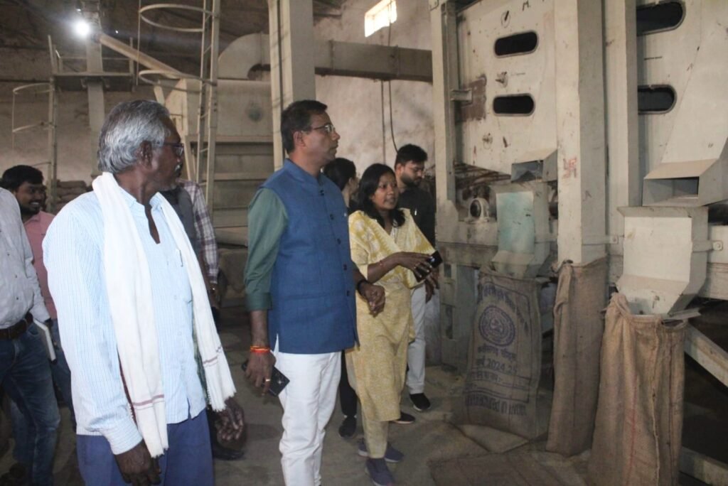 कलेक्टर डॉ.कन्नौजे ने बरमकेला में बीज निगम के धान प्रोसेसिंग यूनिट का निरीक्षण किया