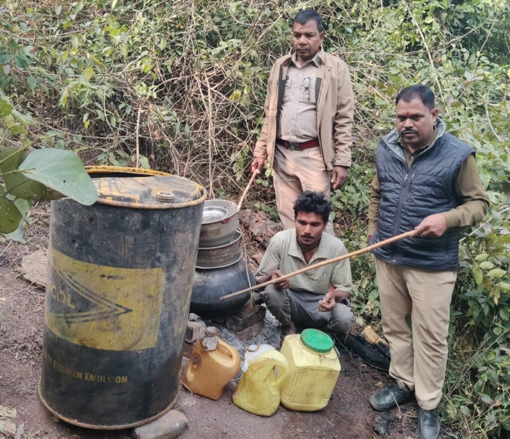ग्राम सेमरचुवा में दस लीटर कच्ची महुआ शराब एवं दो सौ अस्सी किलोग्राम महुआ लहान जब्त