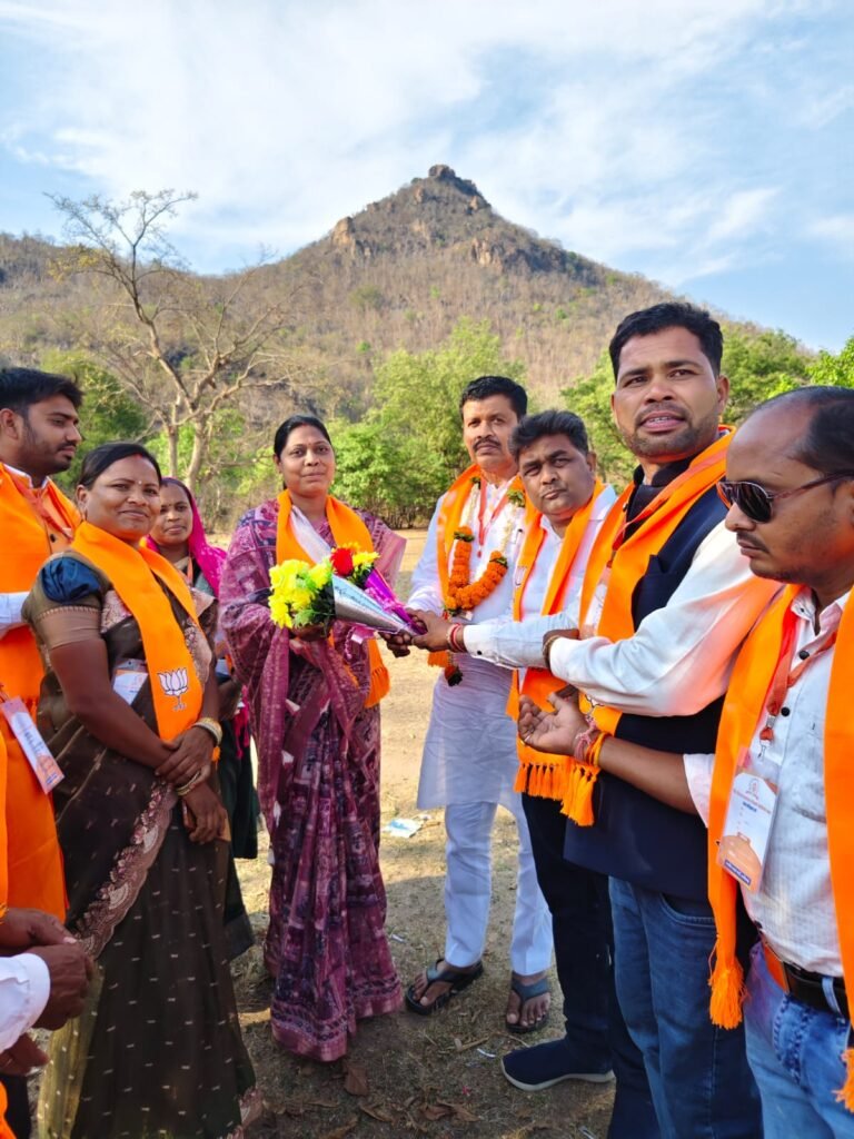 अमलीपदर क्षेत्र में भाजपा को मिली मजबूती,अमलीपदर सरपंच हेमोबाई ने थामा कमल का हाथ