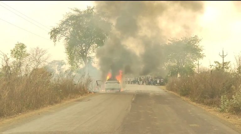 चलती कार बनी आग का गोला: राजिम–फिंगेश्वर मार्ग पर बड़ा हादसा, चालक की सूझबूझ से टली बड़ी त्रासदी