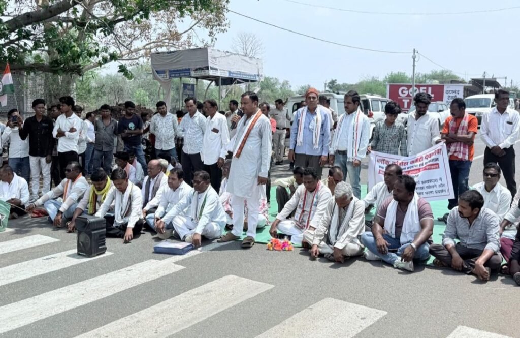 नेशनल हाईवे पर कांग्रेस का चक्का जाम, दो प्रमुख मांगों को लेकर गरमाई राजनीति,बूथ 99 में कांग्रेस की सेंध, बीजेपी के 20 कार्यकर्ता हुए शामिल