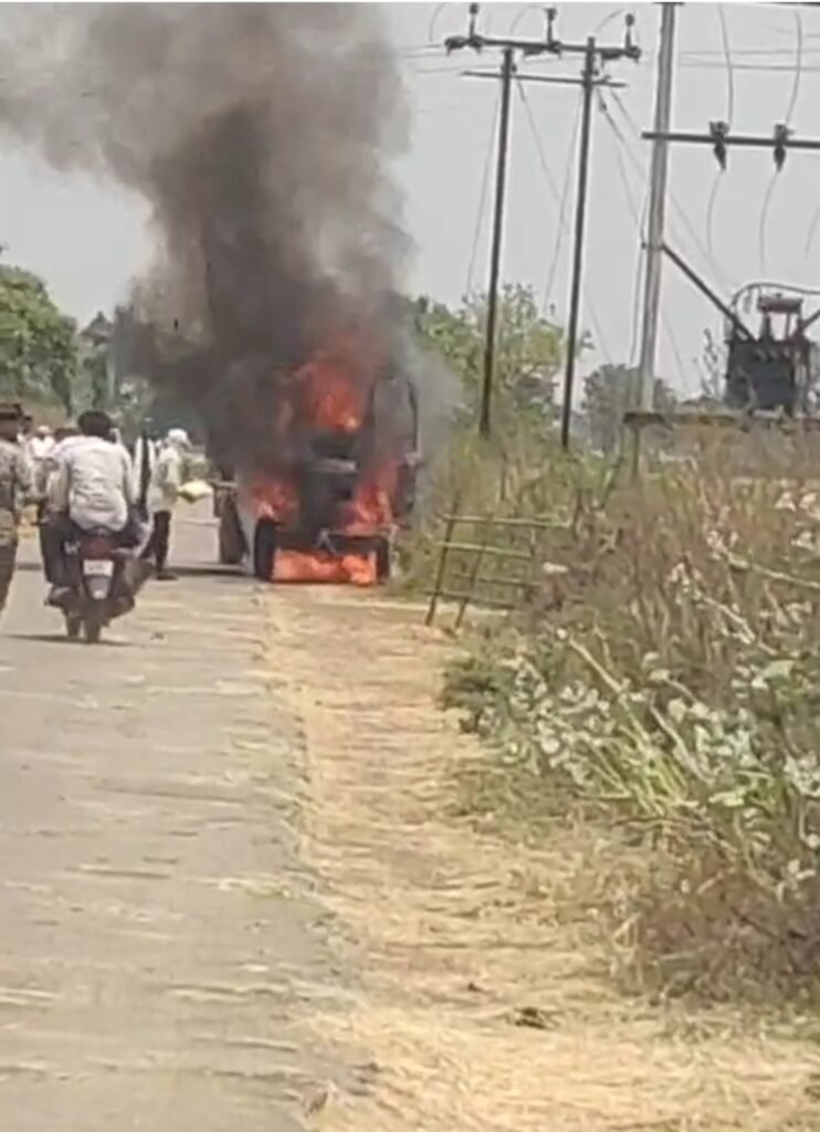 चलती ट्रैक्टर में लगी भीषण आग, ड्राइवर ने कूदकर बचाई जान