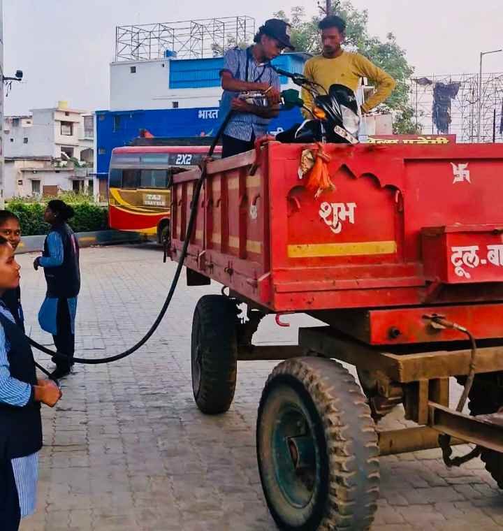 पेट्रोल खत्म… नियम सख्त, युवक ने ट्रॉली में लादकर पंप पहुंचाई बाइक
