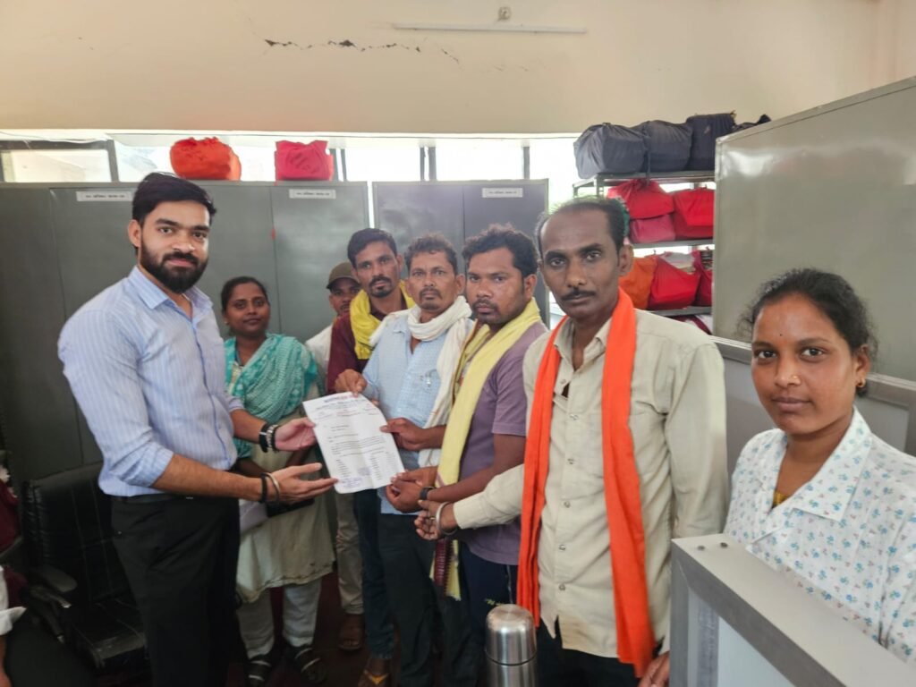 सामुदायिक वन संसाधन कार्ययोजना के लिए ग्राम सभा ने विभागीय सहयोग मांगा, कलेक्टर कार्यालय में सौंपा ज्ञापन