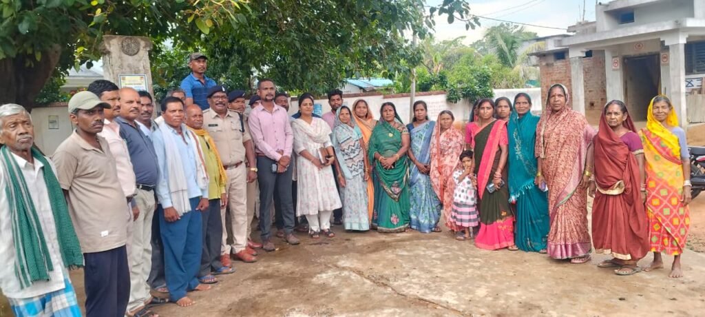 मिशन जन मित्र ग्राम पंचायत बारूका में गरियाबंद पुलिस द्वारा जनजागरूकता कार्यक्रम आयोजित