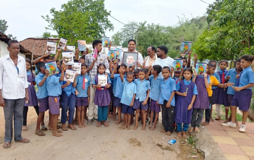 राहुल गांधी के जन्मदिन पर कांग्रेस नेताओं ने स्कूली बच्चों को बांटी कॉपी-पेन और चॉकलेट