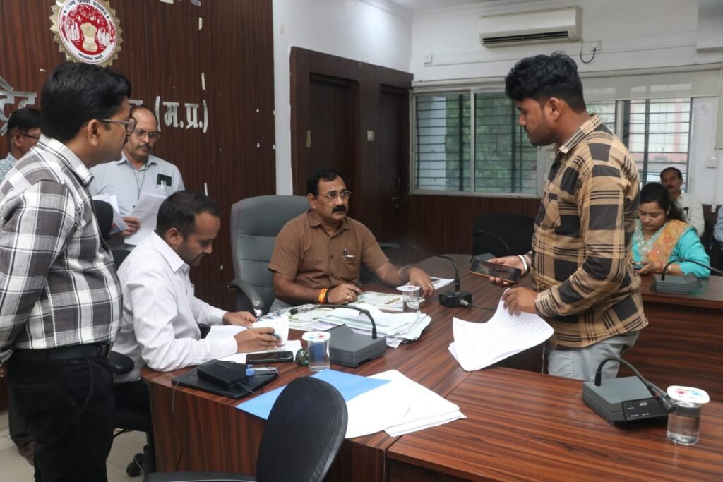 कलेक्टर ने जिले के दूर-दराज क्षेत्रो से आएं लोगो की सुनीं समस्या एवं शिकायतें