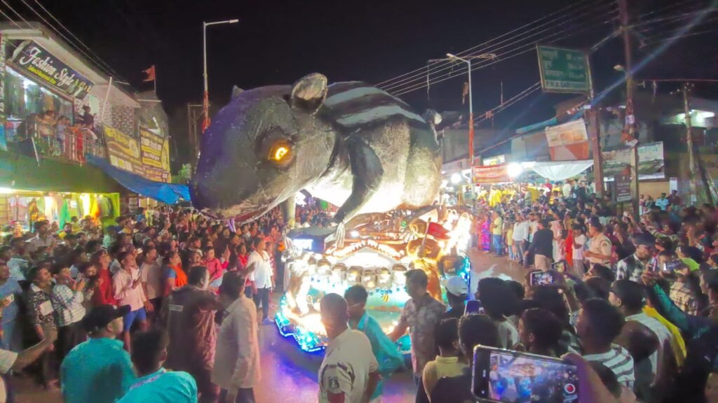 बरसते पानी में भी उमड़ा आस्था का सैलाब, आधा किलोमीटर लंबी रथ यात्रा में 20 हजार श्रद्धालु शामिल, जय जगन्नाथ के जयघोष से गूंजा गरियाबंद