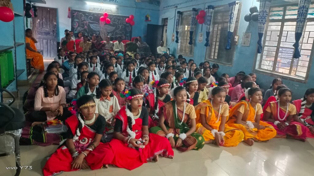 कस्तूरबा गांधी बालिका आवासीय विद्यालय गरियाबंद में हर्षोल्लास के साथ मनाया गया शाला प्रवेशोत्सव, नवप्रवेशी छात्राओं का हुआ भव्य स्वागत