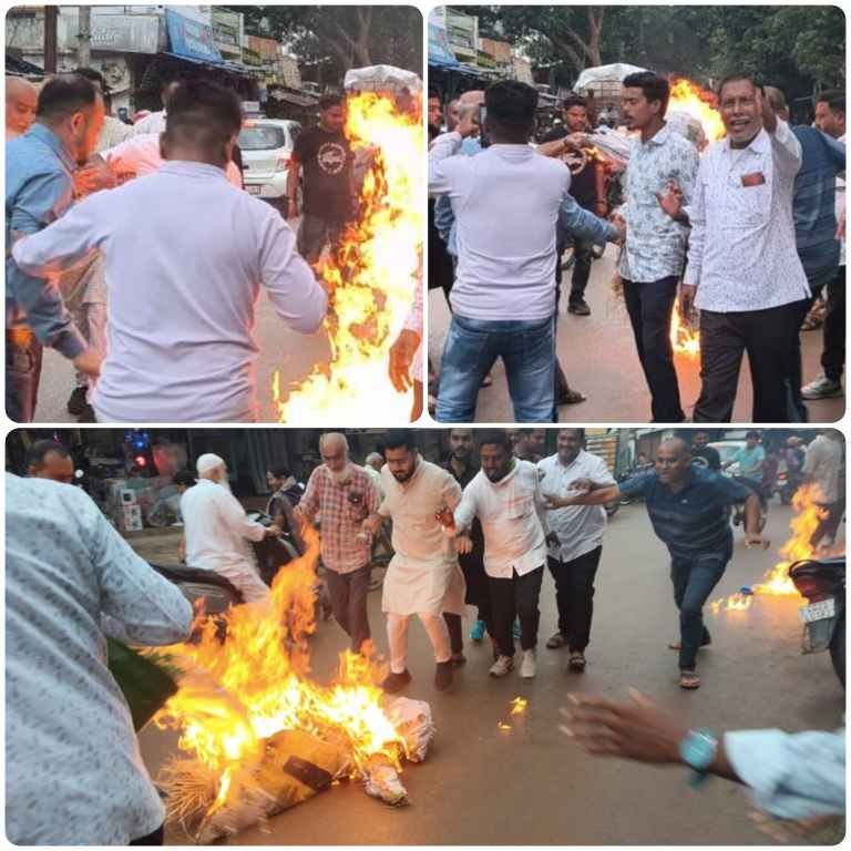 नकटी ग्राम में तोड़े गए मकान के विरोध में जिला कांग्रेस का प्रदर्शन,राज्य सरकार के खिलाफ नारेबाजी कर किया पुतला दहन