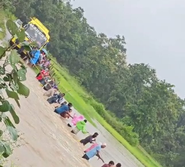 उफनते नाले में फंसी यात्री बस, 35-40 यात्रियों का पुलिस ने किया सुरक्षित रेस्क्यू